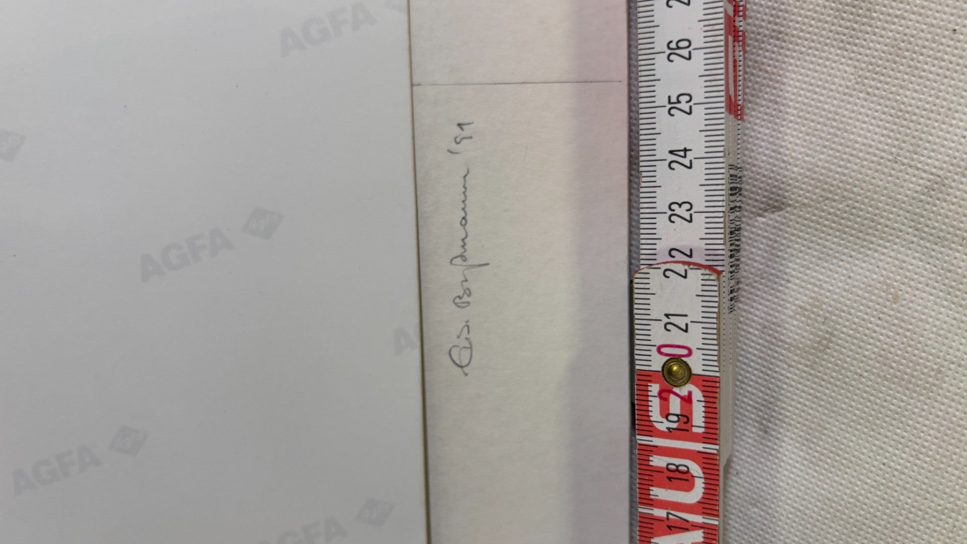 Signiertes Fotokunstwerk violette Glasgefäße – 1991