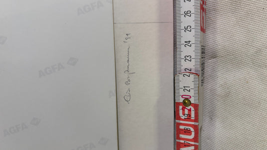 Signiertes Fotokunstwerk violette Glasgefäße – 1991