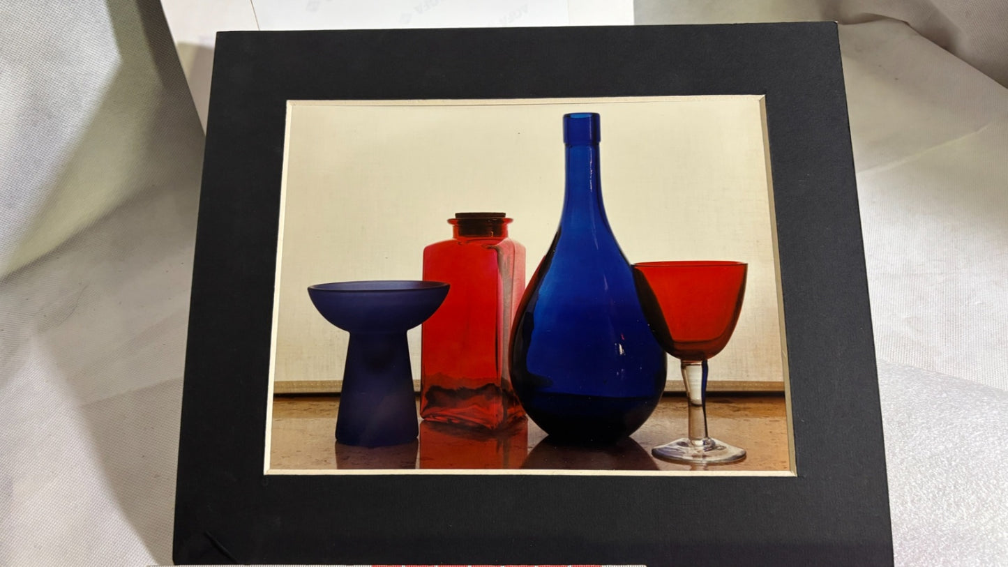 Signiertes Fotokunstwerk Glasgefäße Rot Blau – 1991