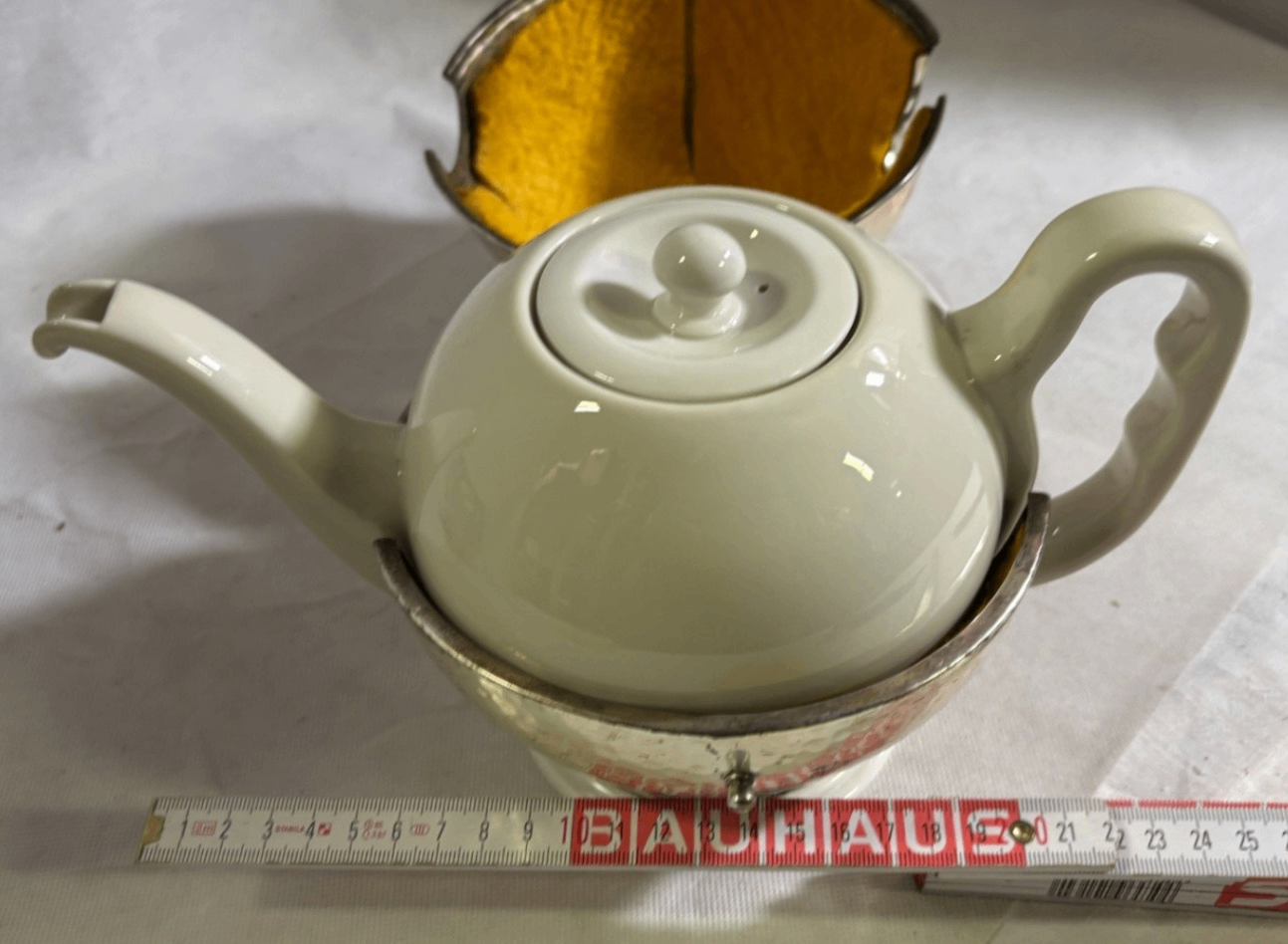 Porzellan-Teekanne mit verchromter Hammerschlag-Warmhaltehaube