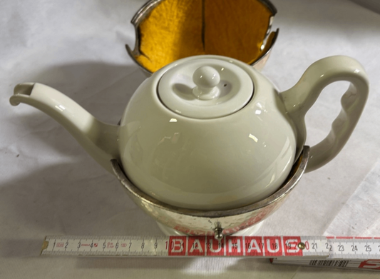 Porzellan-Teekanne mit verchromter Hammerschlag-Warmhaltehaube
