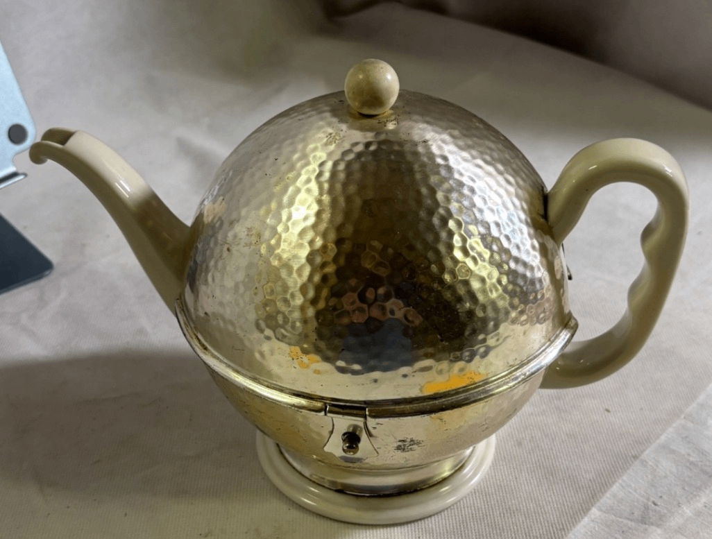 Porzellan-Teekanne mit verchromter Hammerschlag-Warmhaltehaube