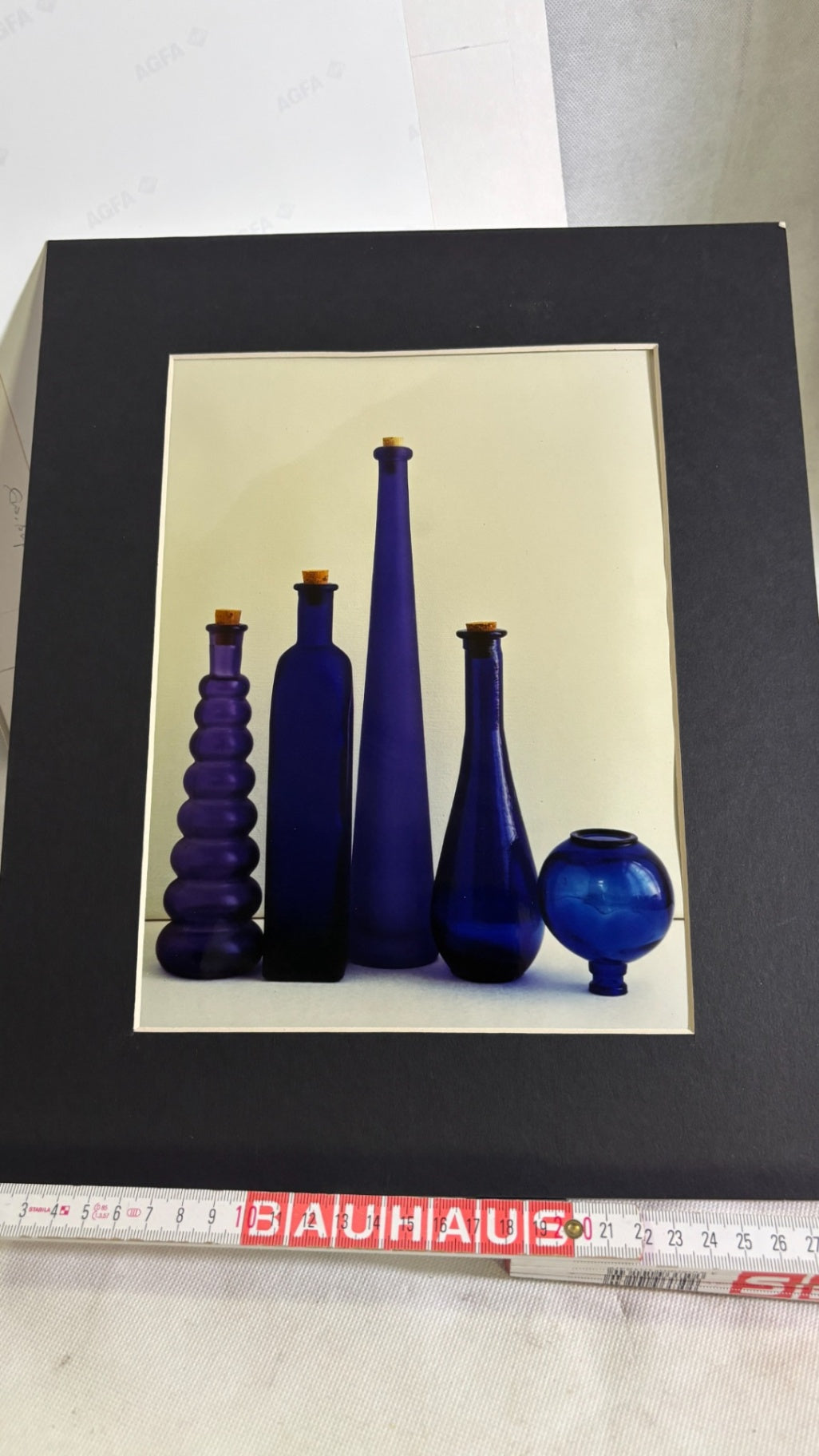 Signiertes Fotokunstwerk blaue Glasflaschen – 1991