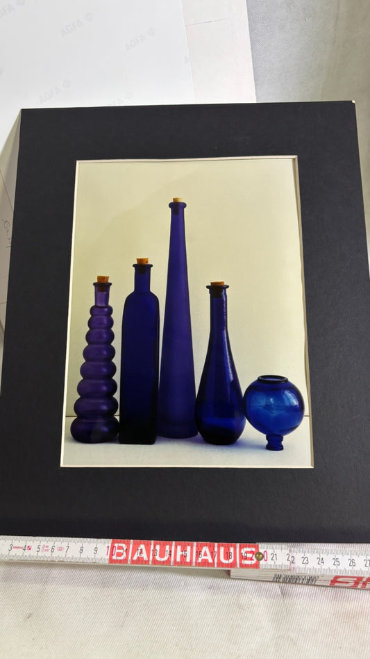 Signiertes Fotokunstwerk blaue Glasflaschen – 1991