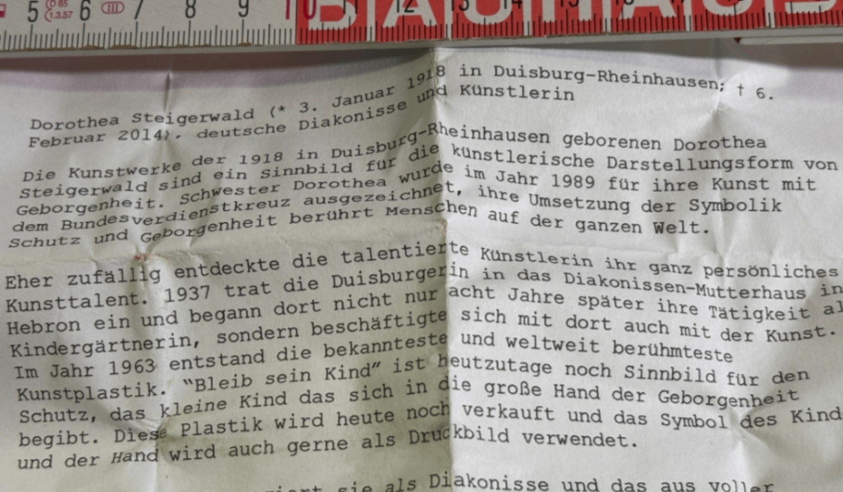 Dorothea Steigerwald „Bleib sein Kind“ Tonplastik ca. 17 cm
