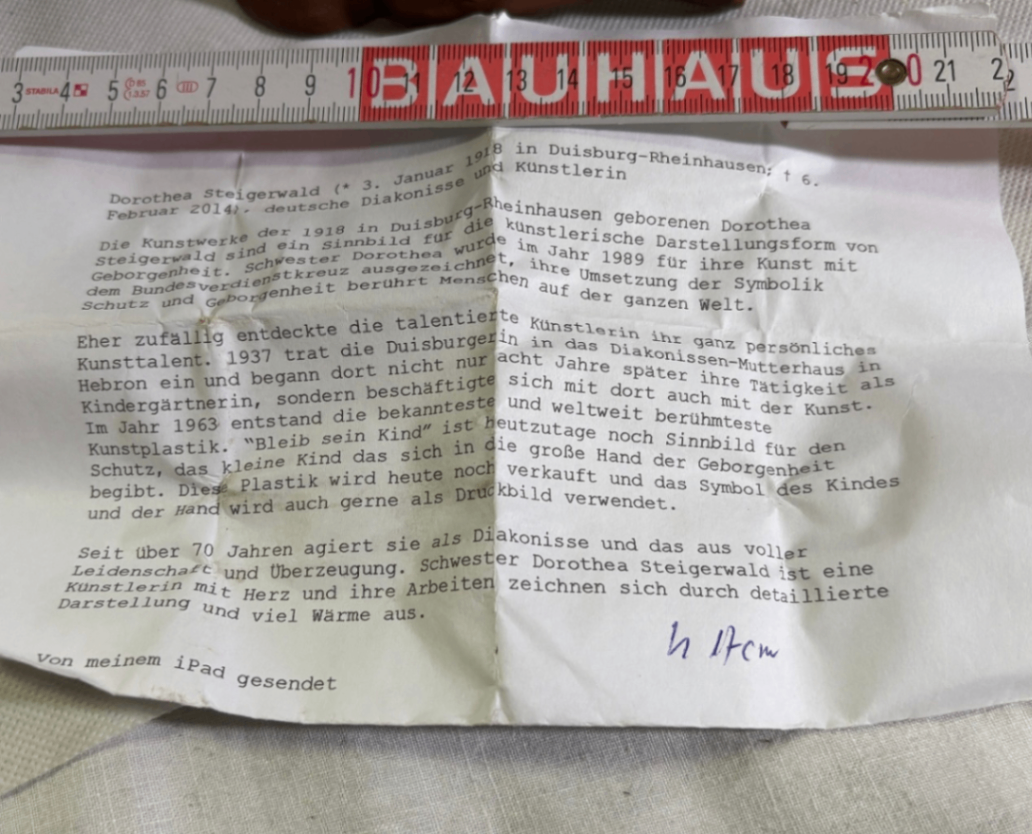 Dorothea Steigerwald „Bleib sein Kind“ Tonplastik ca. 17 cm