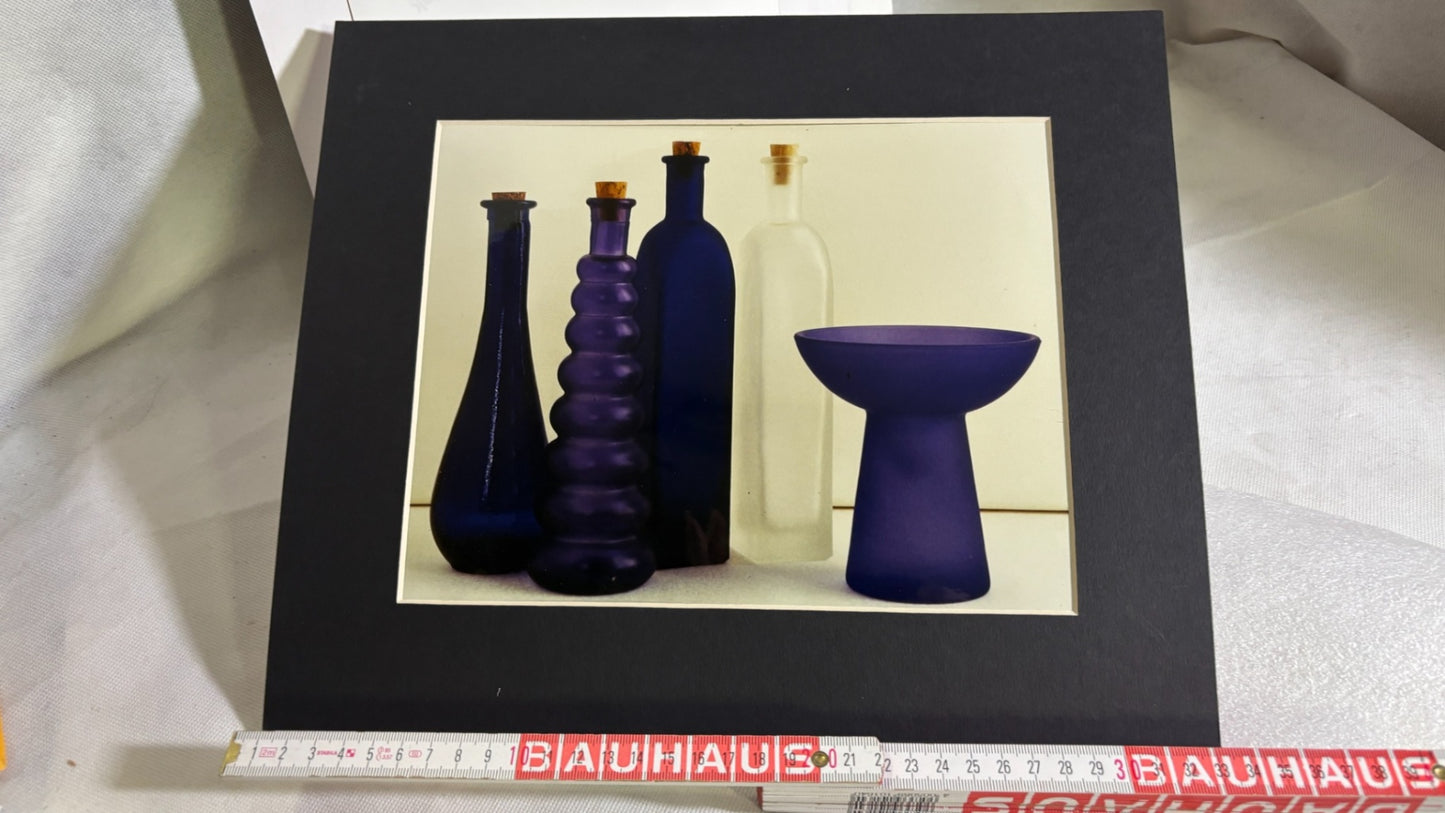 Signiertes Fotokunstwerk violette Glasgefäße – 1991