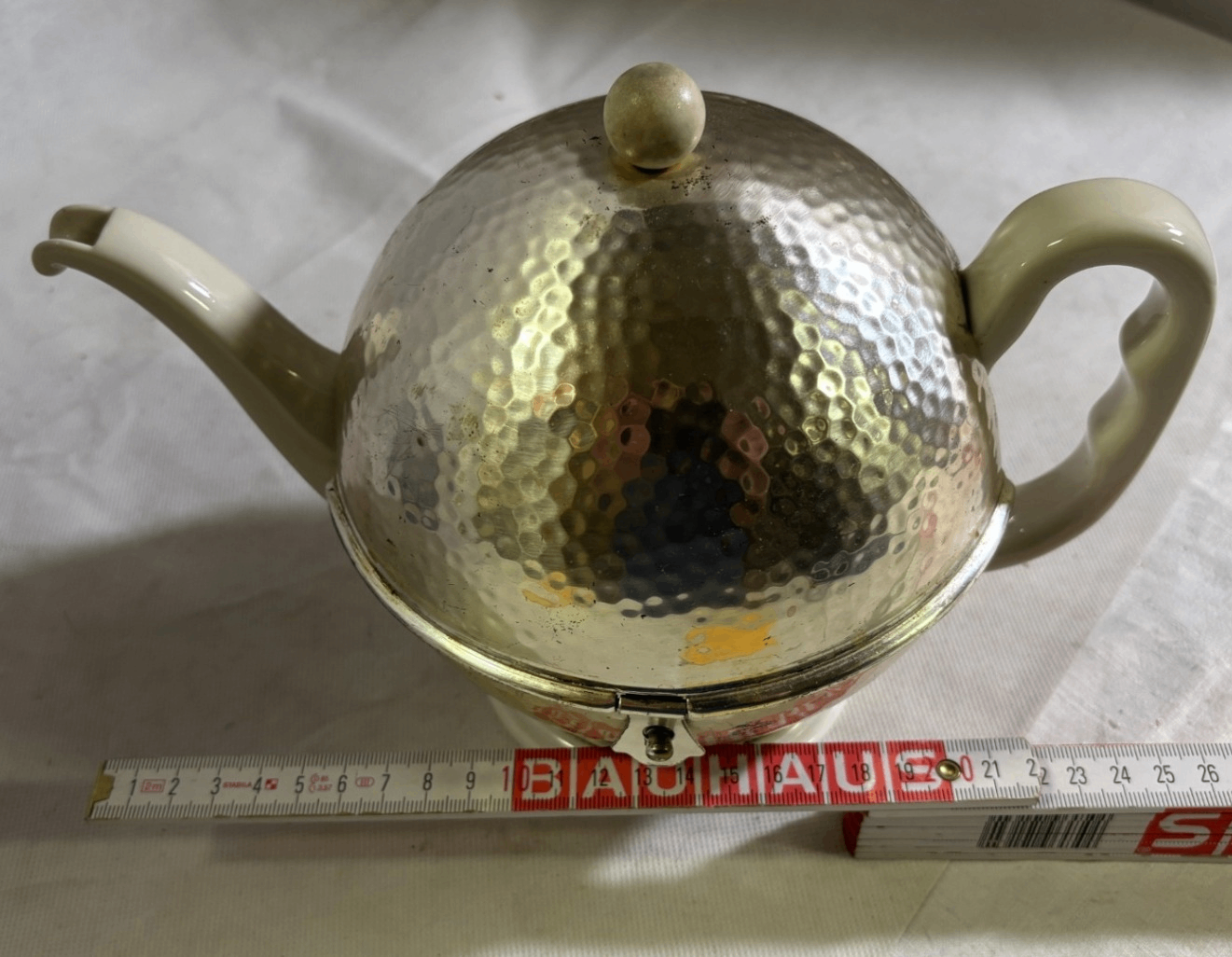 Porzellan-Teekanne mit verchromter Hammerschlag-Warmhaltehaube