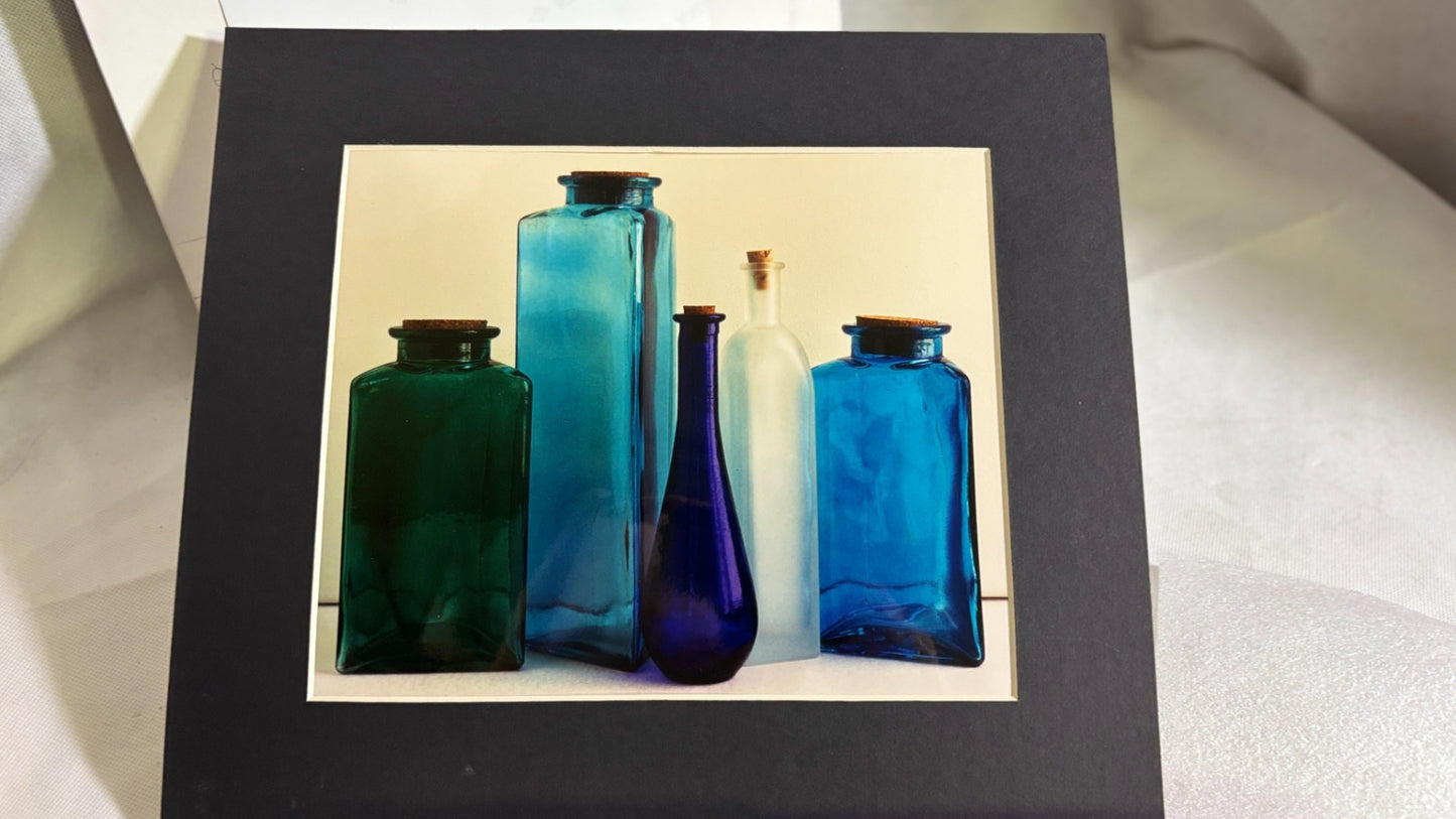Signiertes Fotokunstwerk grüne und blaue Glasgefäße – 1991