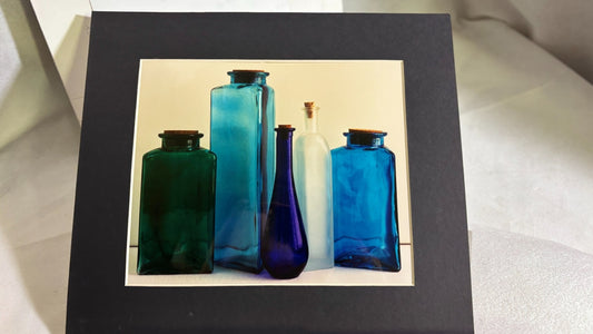 Signiertes Fotokunstwerk grüne und blaue Glasgefäße – 1991