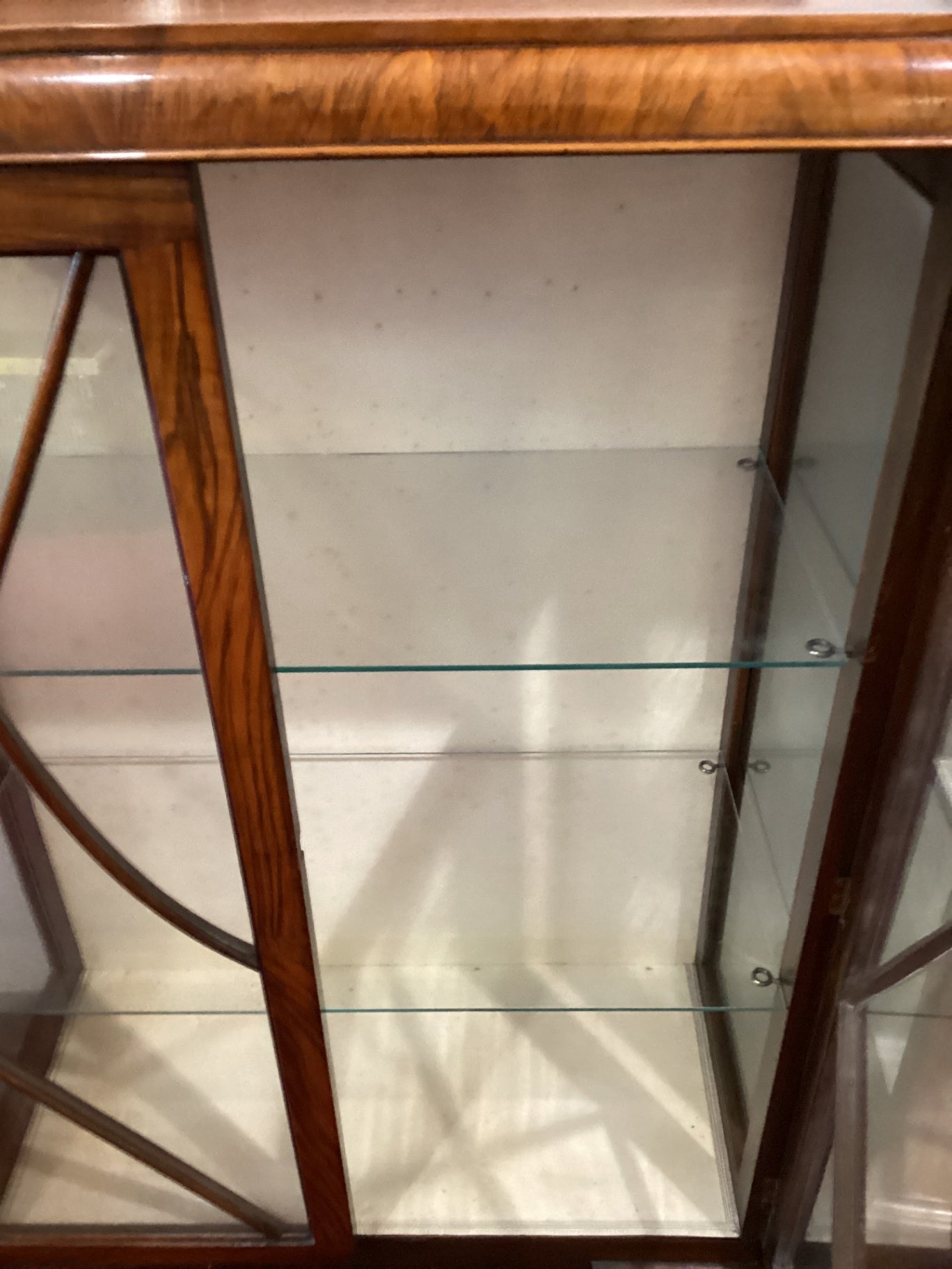 Vitrine im englischen Stil – mahagonifarben – Glasböden – 75 × 115 cm