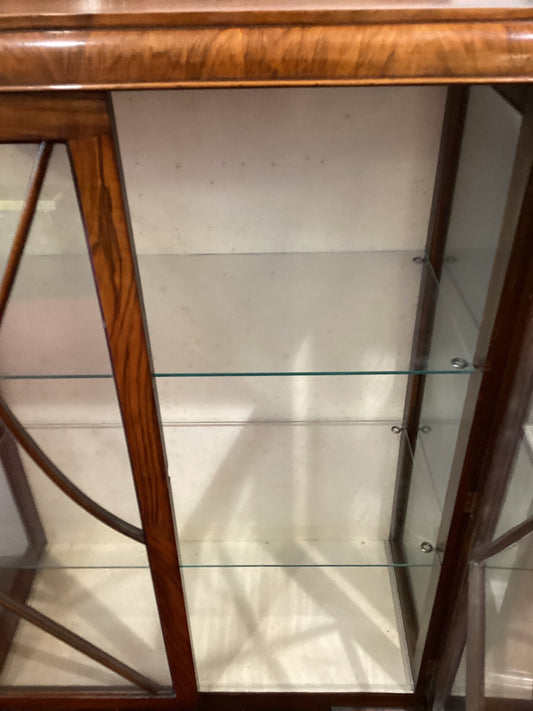 Vitrine im englischen Stil – mahagonifarben – Glasböden – 75 × 115 cm
