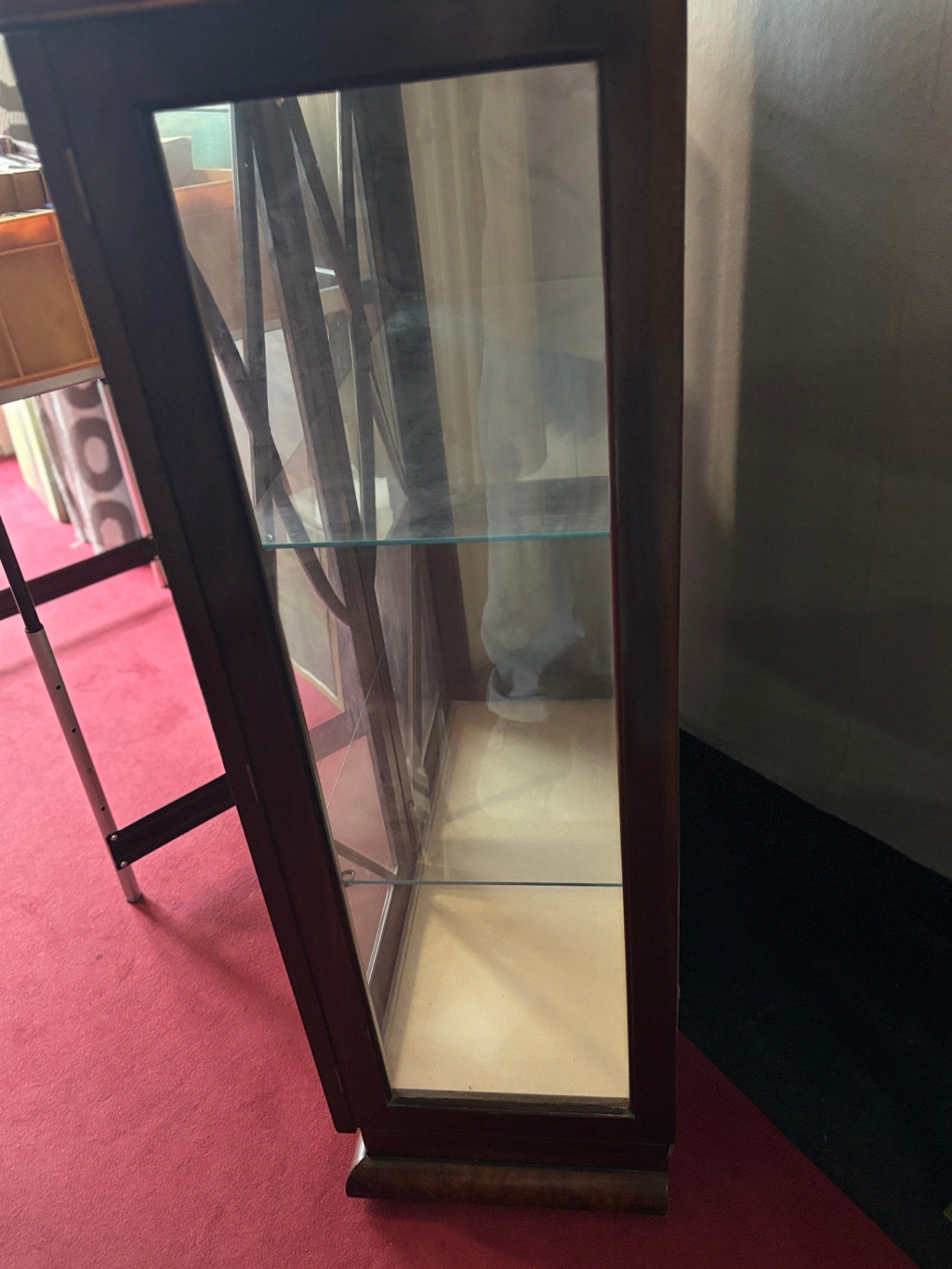 Vitrine im englischen Stil – mahagonifarben – Glasböden – 75 × 115 cm
