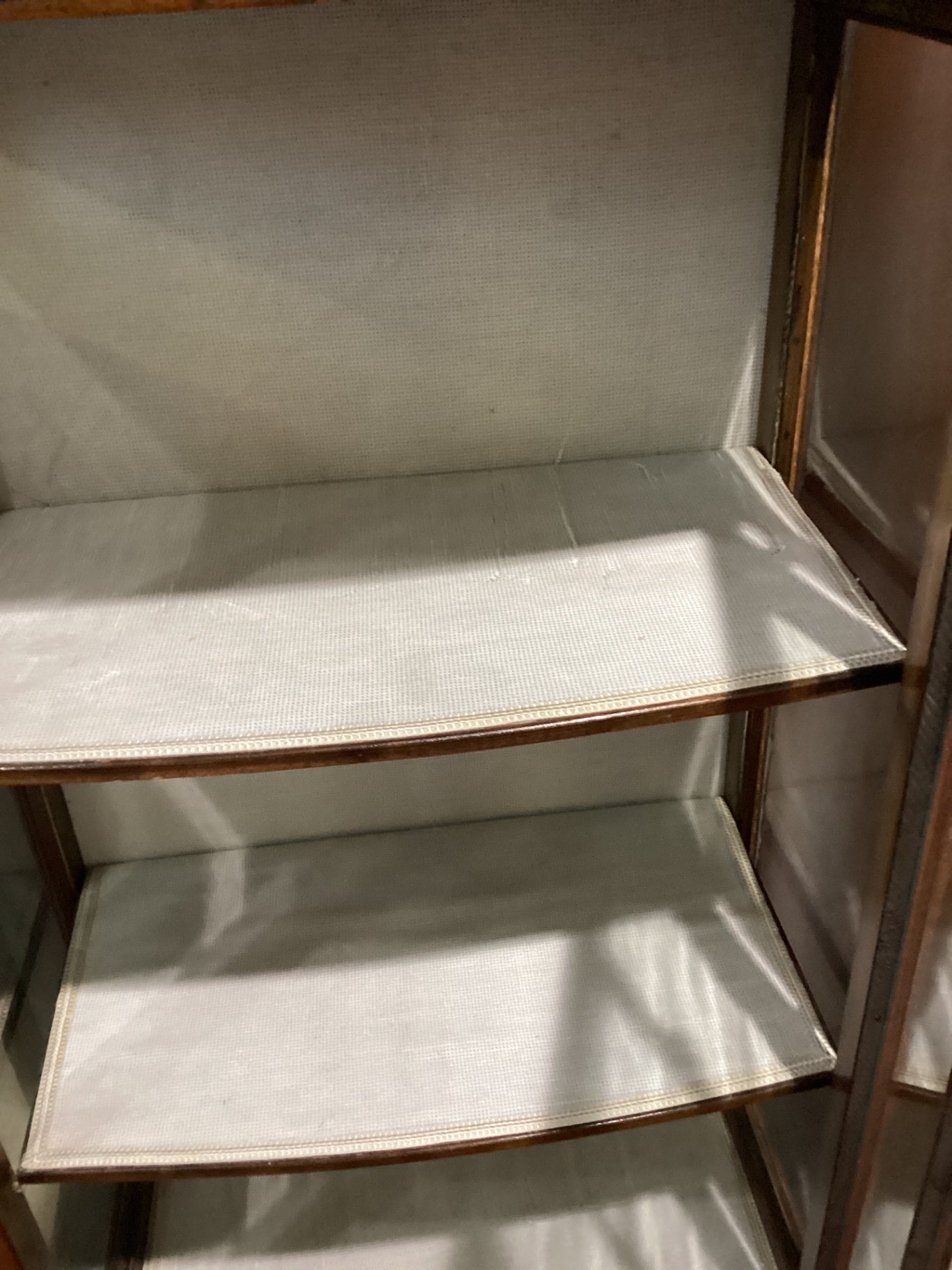 Englische Stilvitrine – geschwungene Front – ca. 59 × 127 × 34 cm