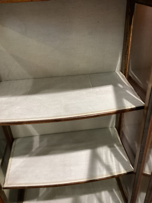 Englische Stilvitrine – geschwungene Front – ca. 59 × 127 × 34 cm
