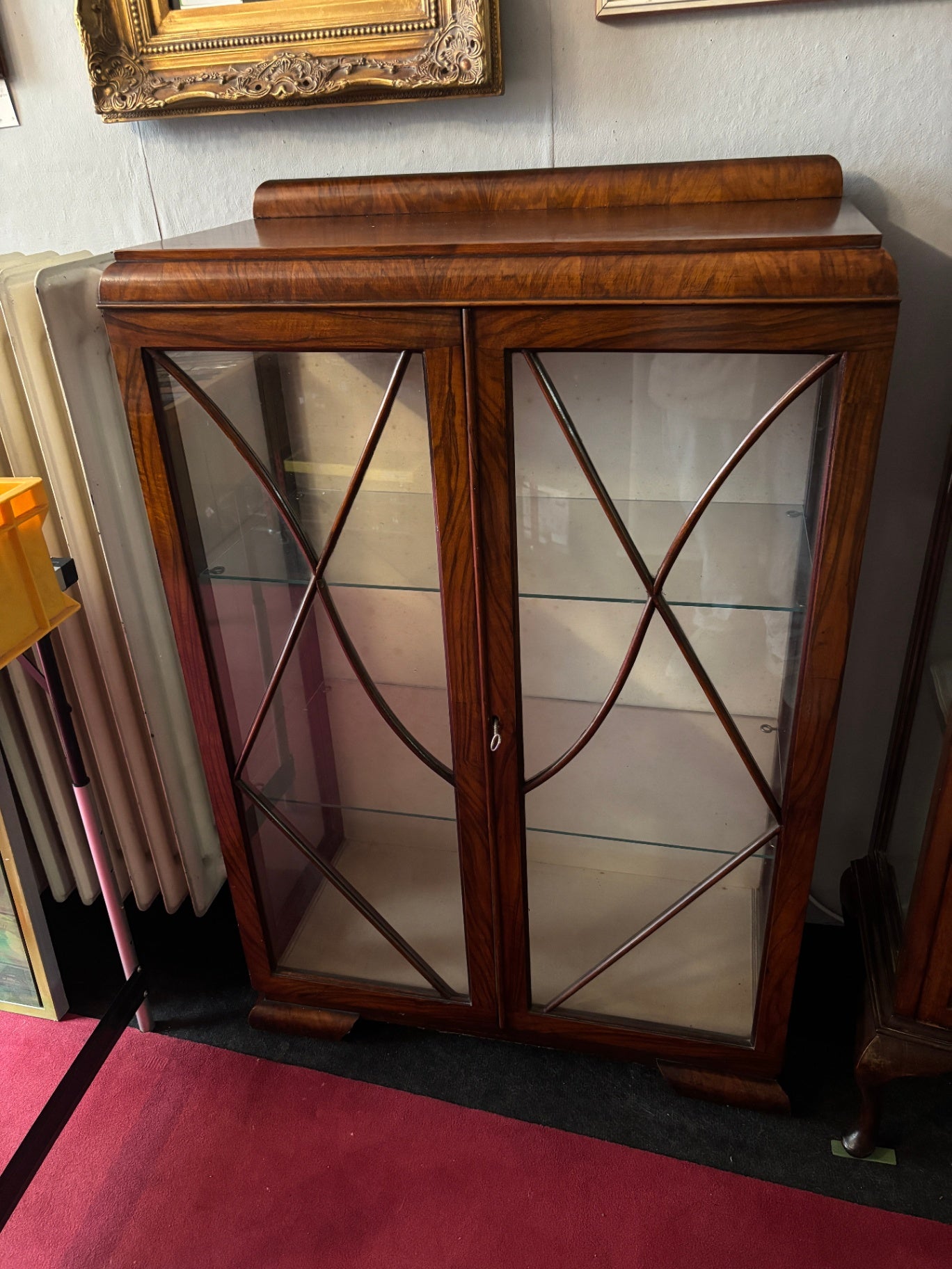 Vitrine im englischen Stil – mahagonifarben – Glasböden – 75 × 115 cm