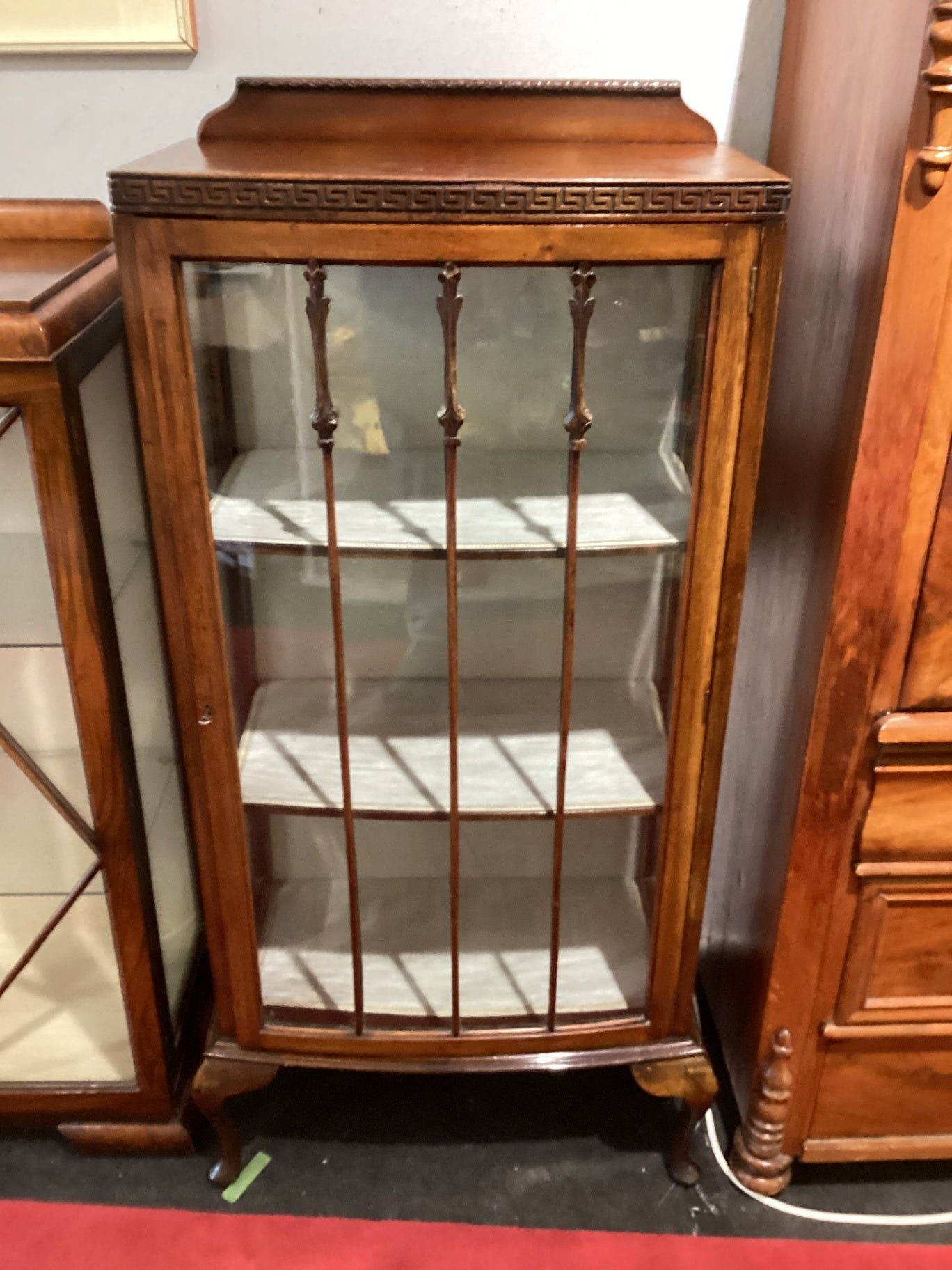 Englische Stilvitrine – geschwungene Front – ca. 59 × 127 × 34 cm