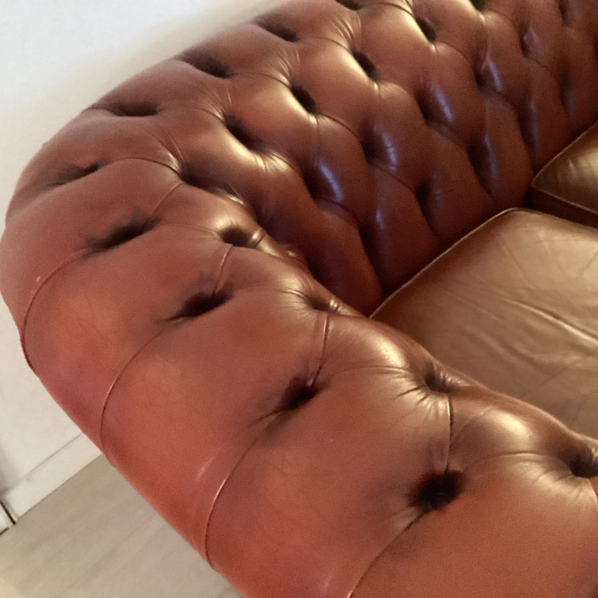 Chesterfield Zweisitzer Ledersofa braun – Windsor-Stil – Vintage 1980er