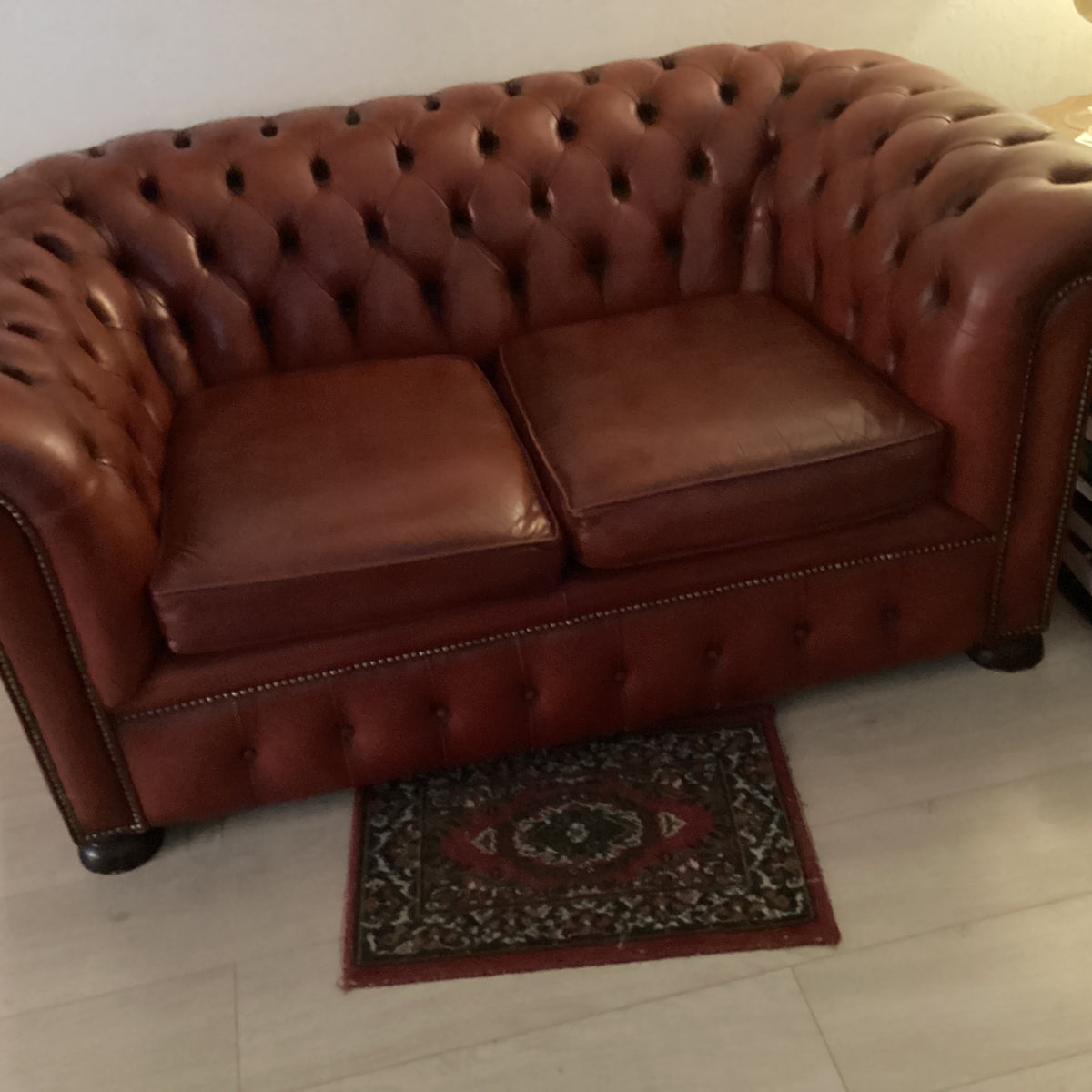 Chesterfield Zweisitzer Ledersofa braun – Windsor-Stil – Vintage 1980er