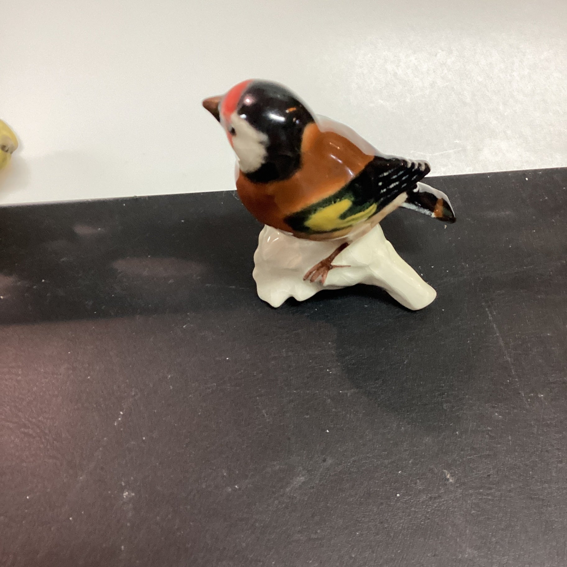 Goebel Porzellanfigur Stieglitz – Vogel auf Ast