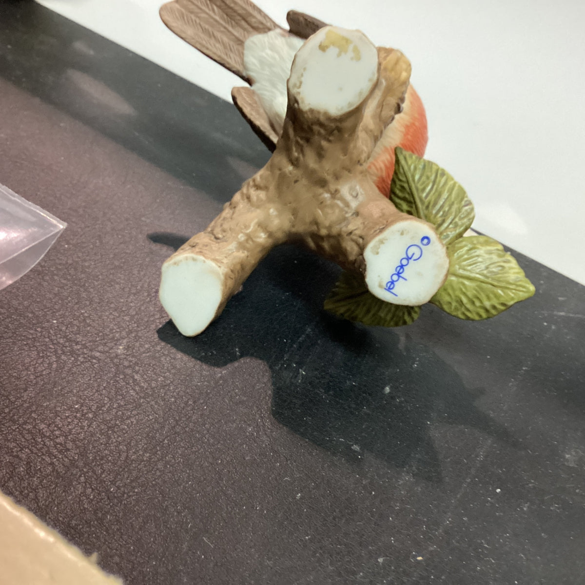 Goebel Porzellanfigur Rotkehlchen auf Zweig mit Blüte