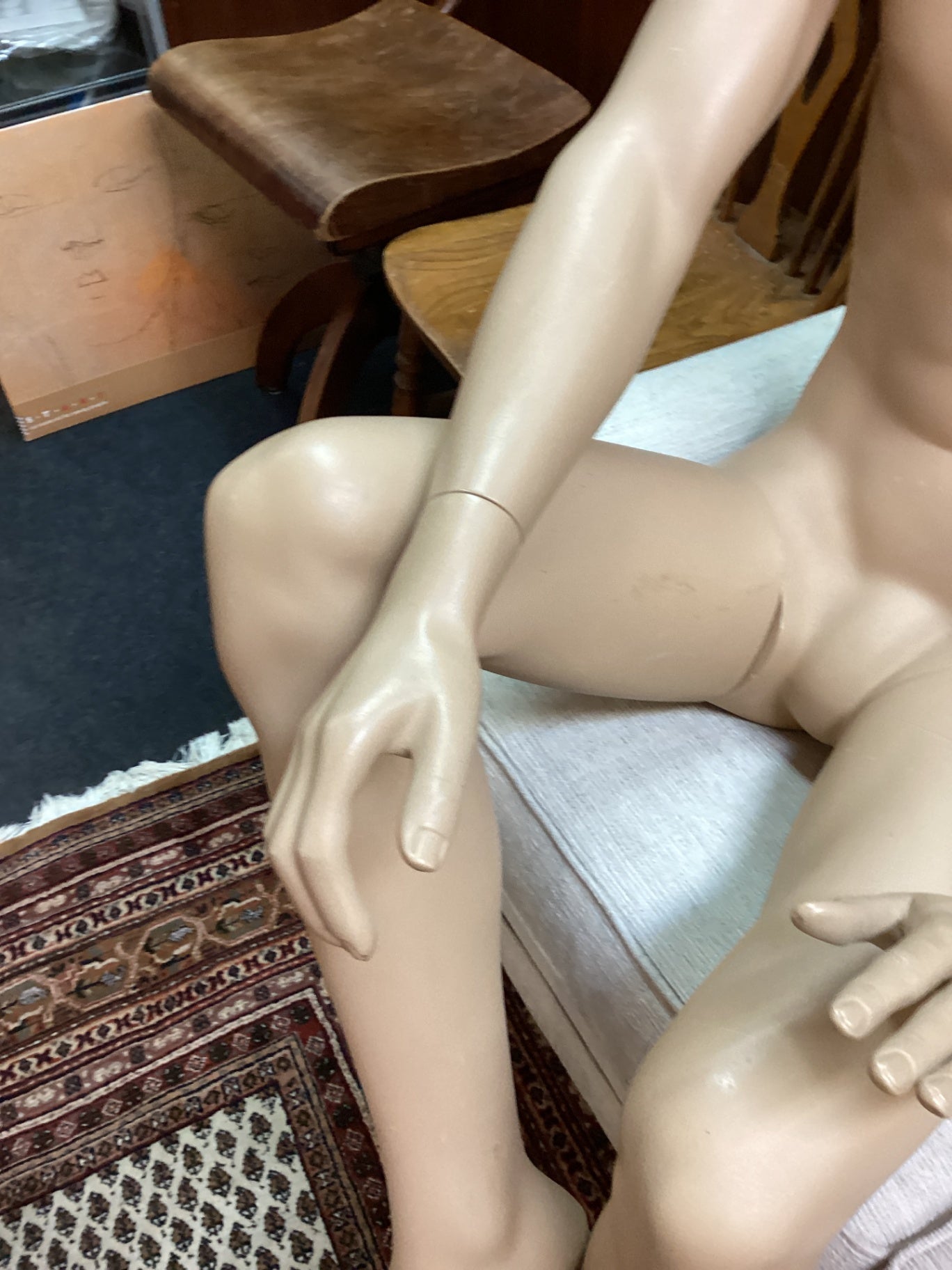 Lebensgroße Schaufensterpuppe Mann – sitzende Ausführung
