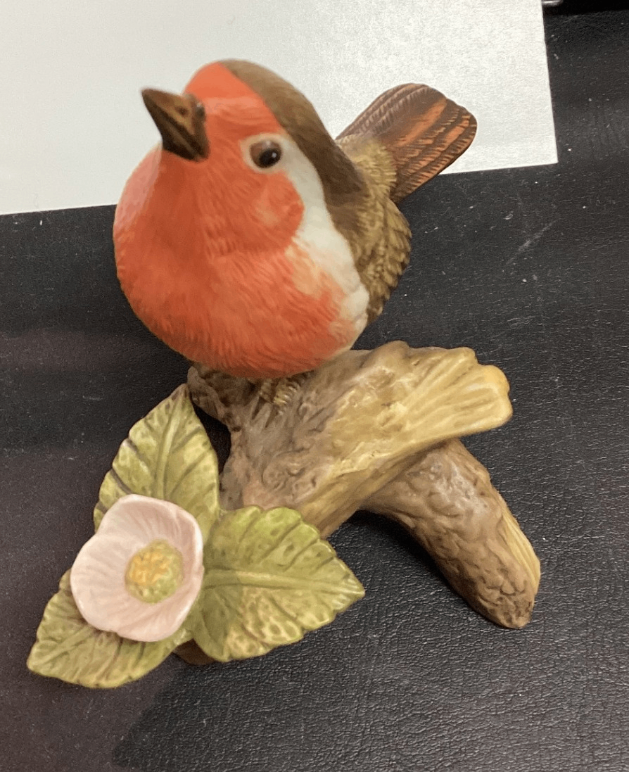Goebel Porzellanfigur Rotkehlchen auf Zweig mit Blüte