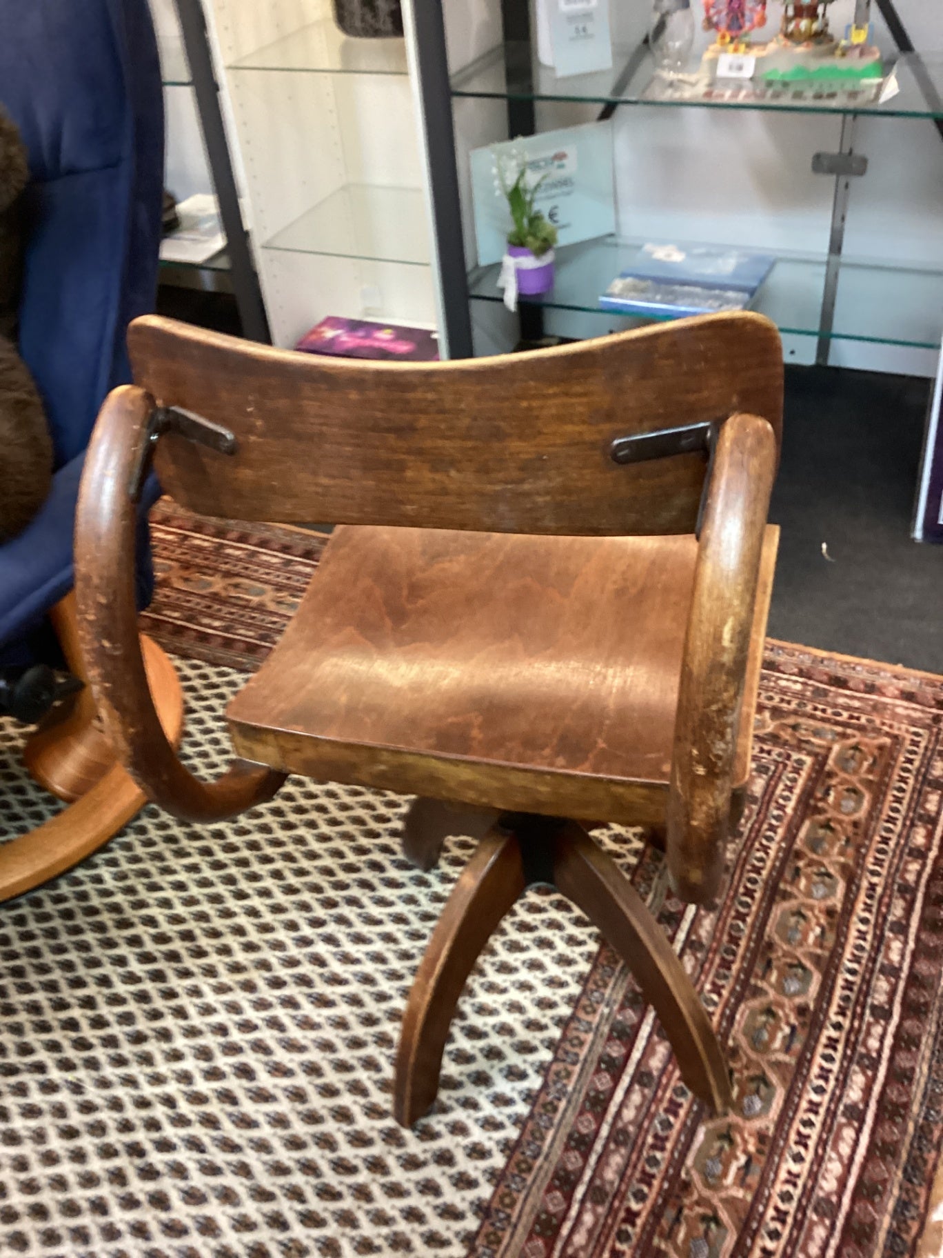 Vintage Bürostuhl aus Holz – Drehstuhl mit Rollen