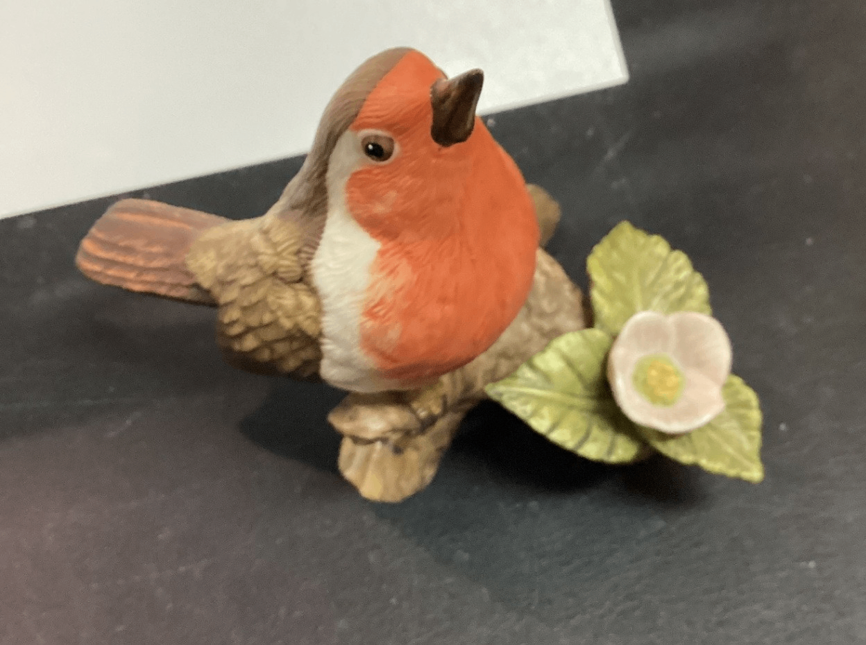 Goebel Porzellanfigur Rotkehlchen auf Zweig mit Blüte