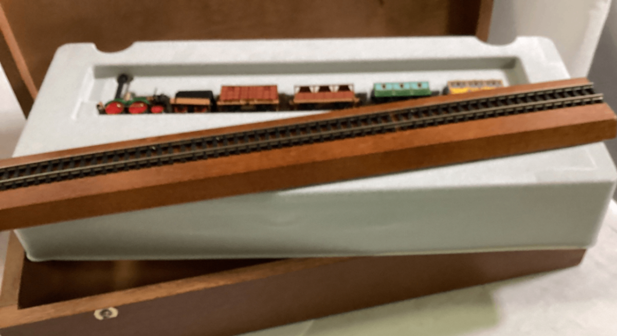 Minitrix 11074 „Saxonia“ Spur N in Holzkassette – ohne Funktion