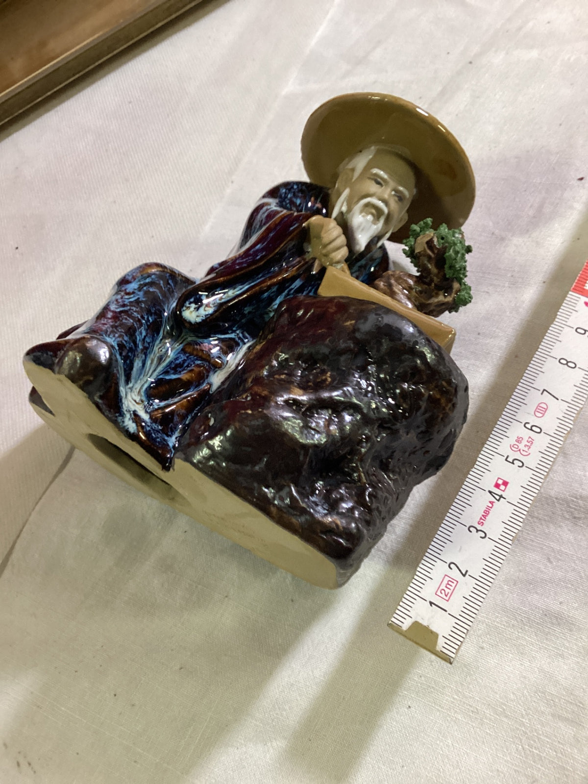 Chinesische Keramikfigur Mann mit Strohhut und Bonsai – glasiert