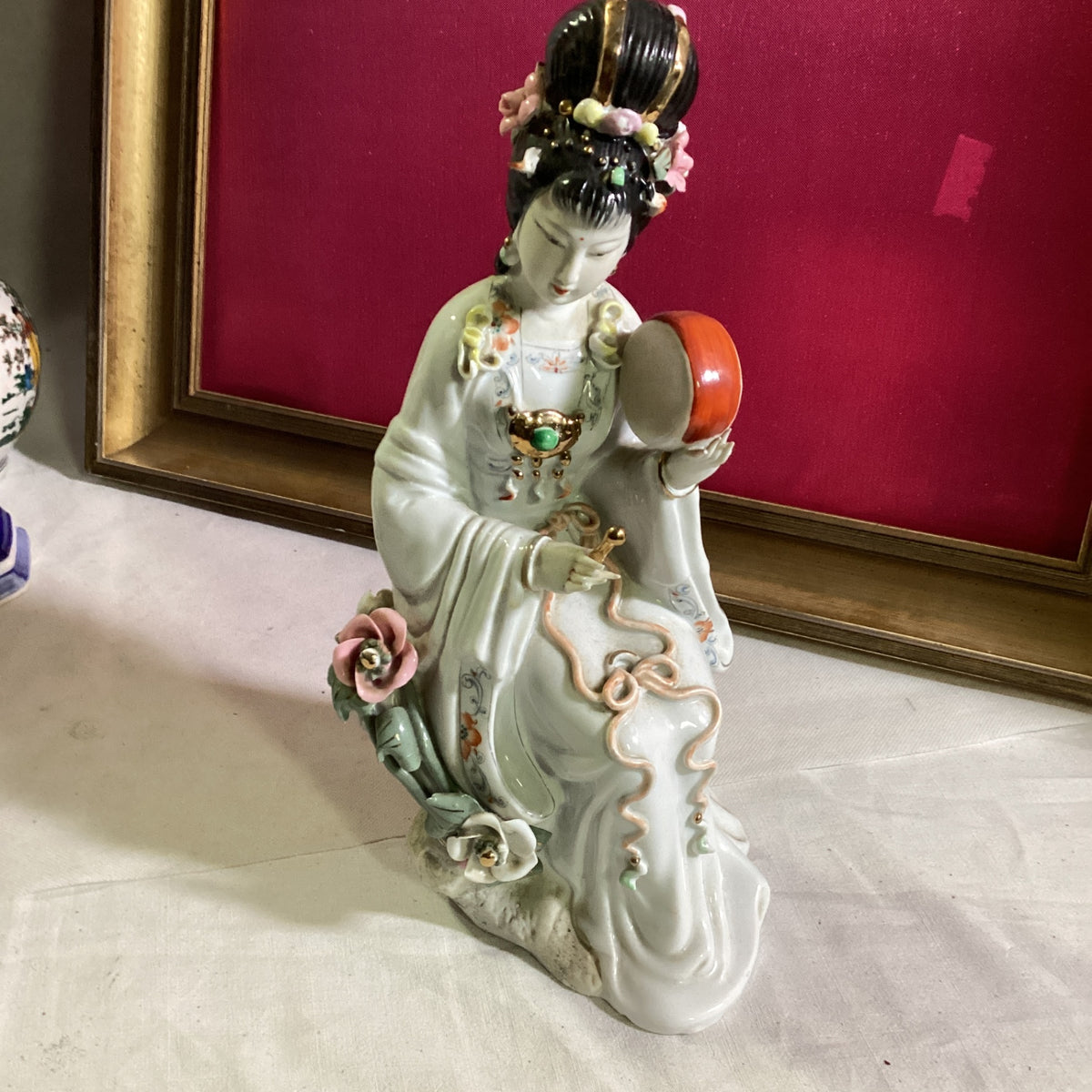Chinesische Porzellanfigur asiatische Dame mit Blumen und Instrument – handbemalt