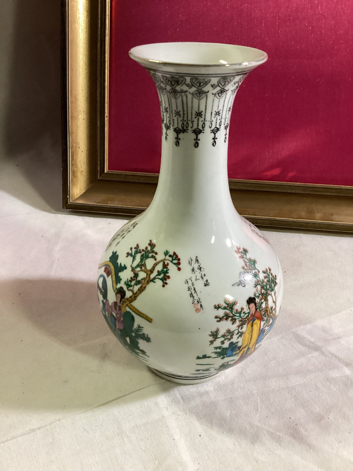 Chinesische Porzellanvase Famille Rose – Damen im Garten – Qianlong-Marke – ca. 22 cm