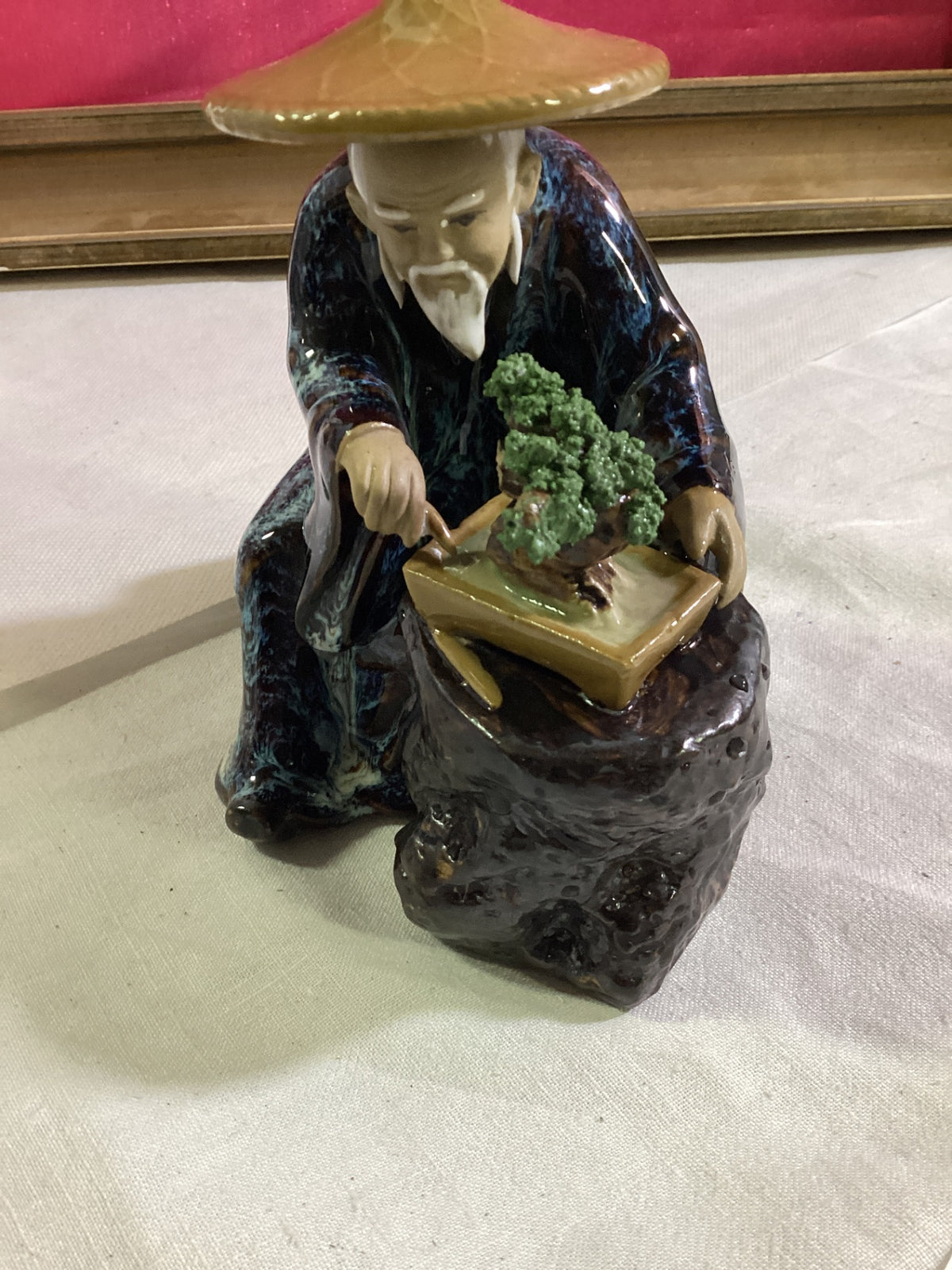 Chinesische Keramikfigur Mann mit Strohhut und Bonsai – glasiert