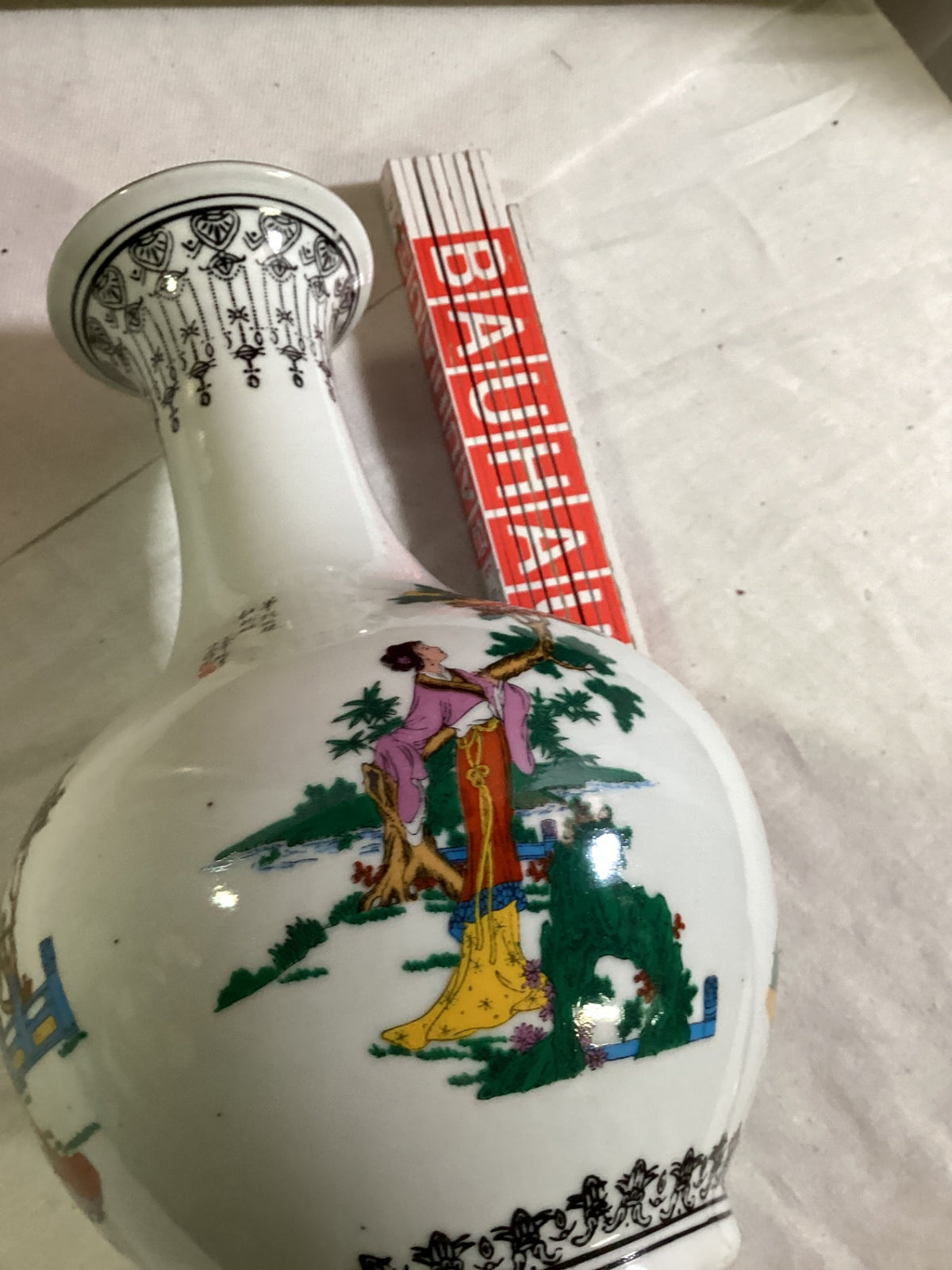 Chinesische Porzellanvase Famille Rose – Damen im Garten – Qianlong-Marke – ca. 22 cm