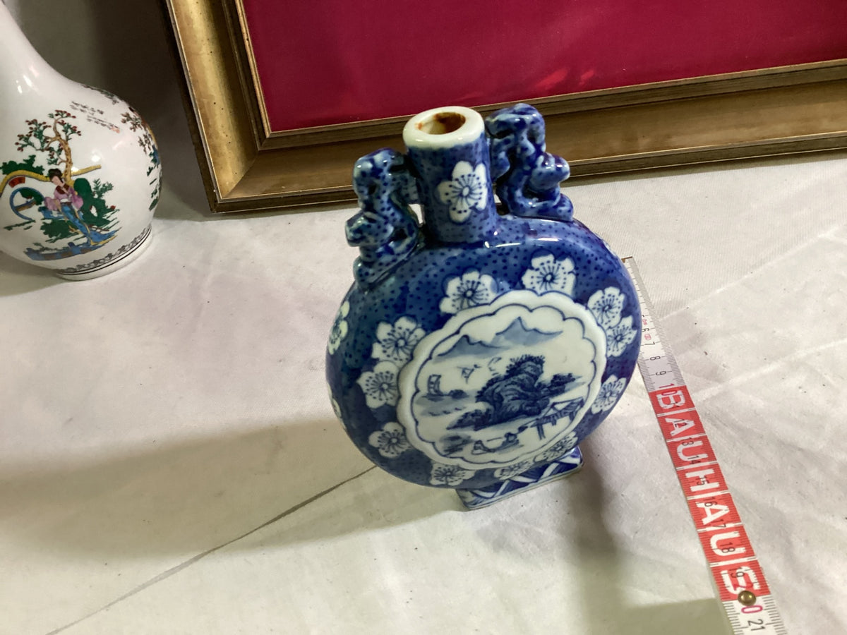 Chinesische Porzellan-Mondflasche Blau-Weiß – Landschaftsdekor – Kangxi-Marke – ca. 18 cm