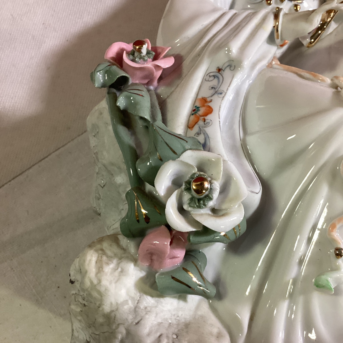 Chinesische Porzellanfigur asiatische Dame mit Blumen und Instrument – handbemalt