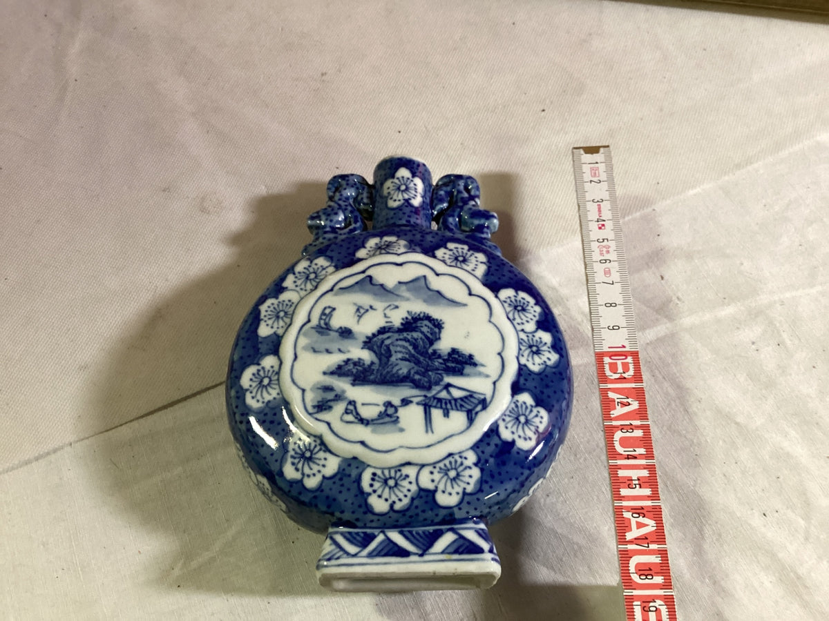 Chinesische Porzellan-Mondflasche Blau-Weiß – Landschaftsdekor – Kangxi-Marke – ca. 18 cm