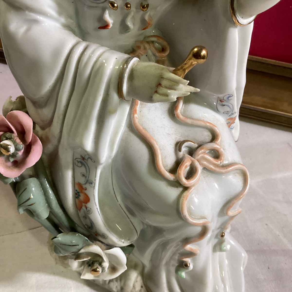 Chinesische Porzellanfigur asiatische Dame mit Blumen und Instrument – handbemalt