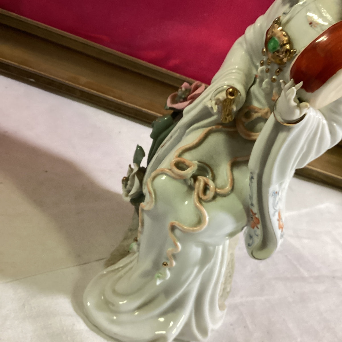 Chinesische Porzellanfigur asiatische Dame mit Blumen und Instrument – handbemalt