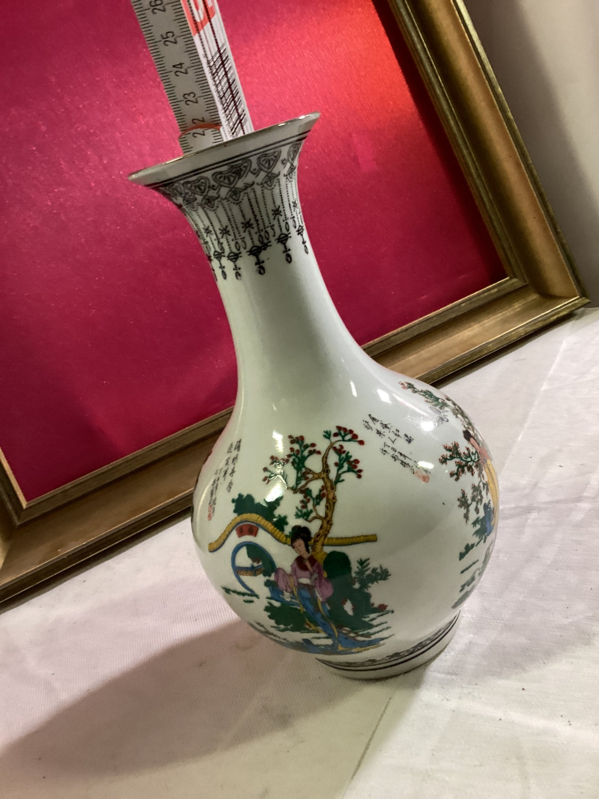 Chinesische Porzellanvase Famille Rose – Damen im Garten – Qianlong-Marke – ca. 22 cm