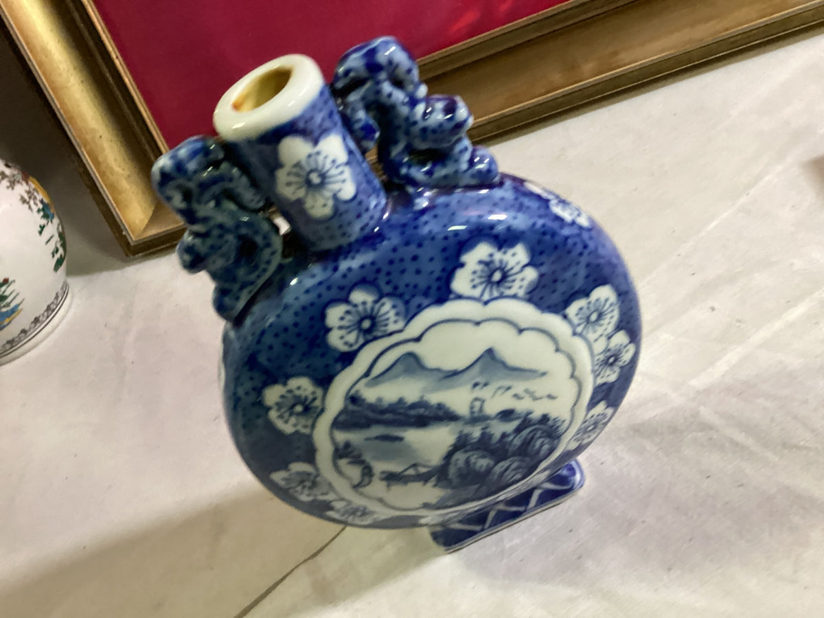 Chinesische Porzellan-Mondflasche Blau-Weiß – Landschaftsdekor – Kangxi-Marke – ca. 18 cm