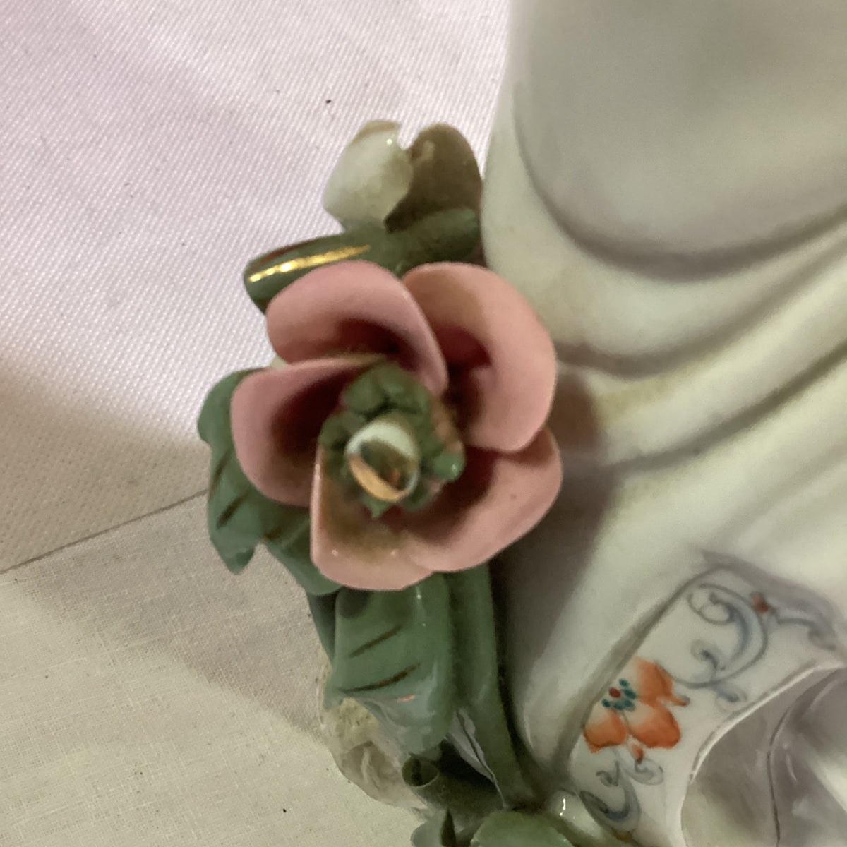 Chinesische Porzellanfigur asiatische Dame mit Blumen und Instrument – handbemalt