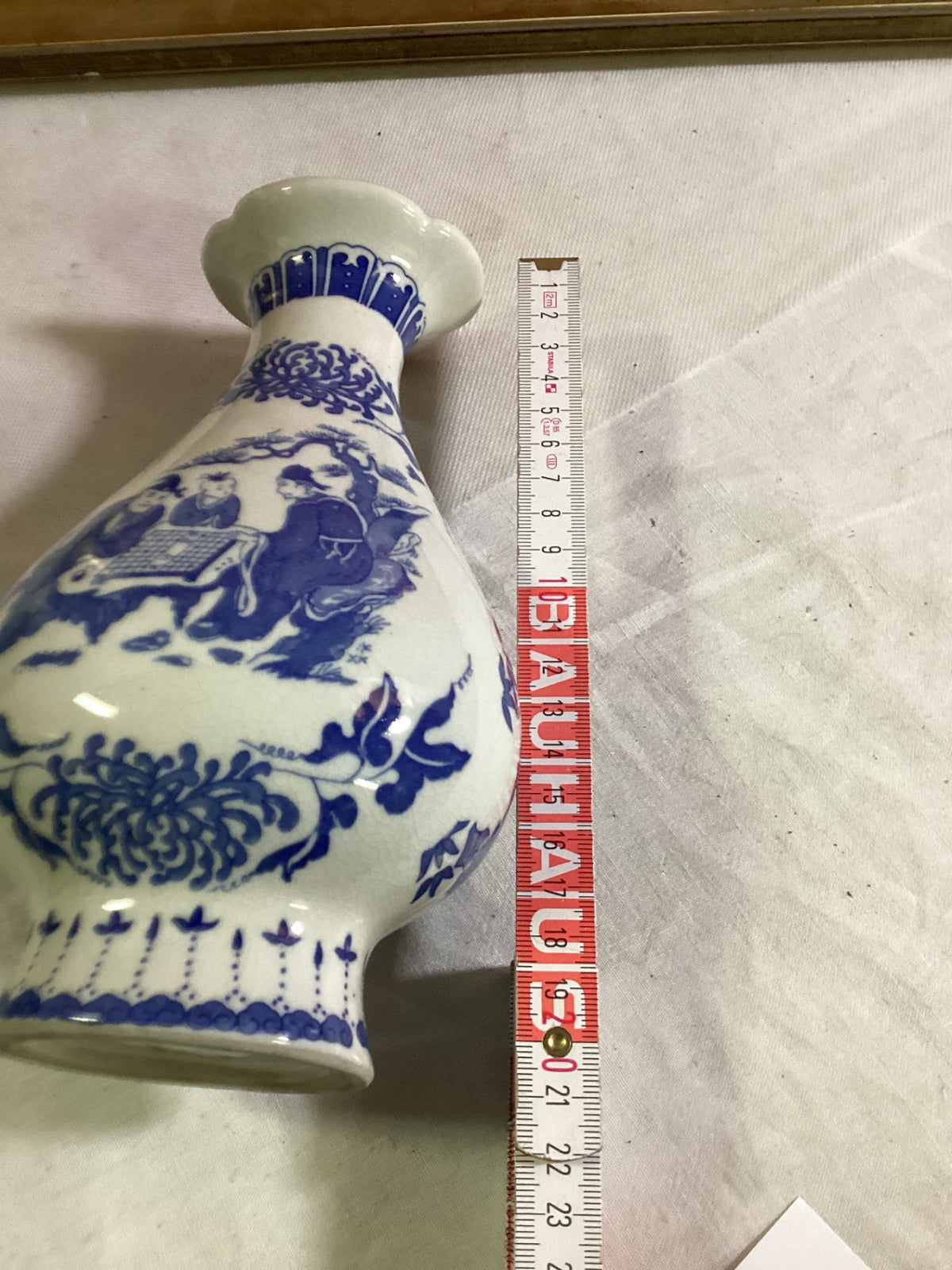 Chinesische Blau-Weiß Vase – Figuren beim Brettspiel