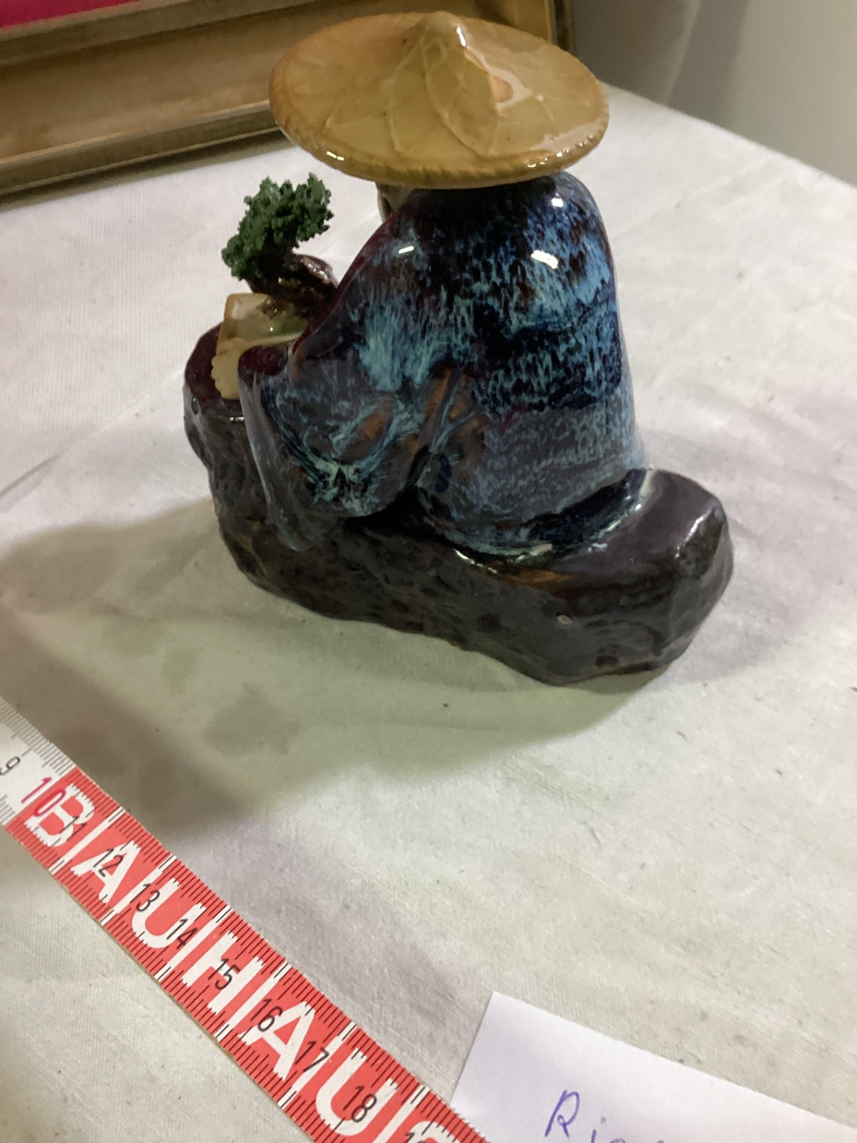 Chinesische Keramikfigur Mann mit Strohhut und Bonsai – glasiert