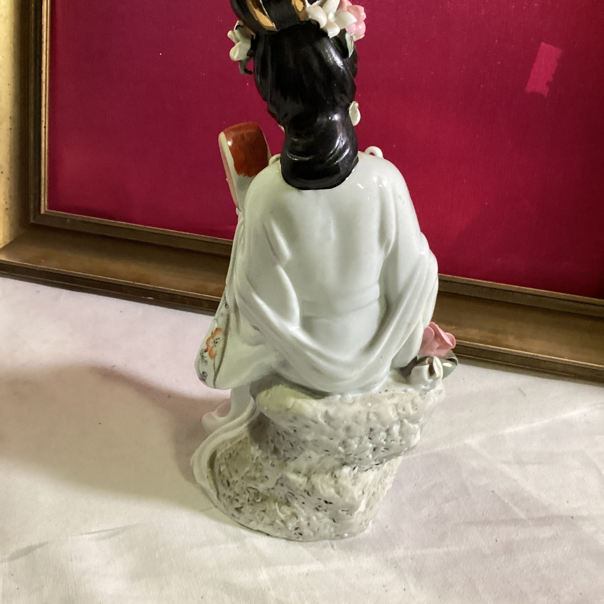 Chinesische Porzellanfigur asiatische Dame mit Blumen und Instrument – handbemalt