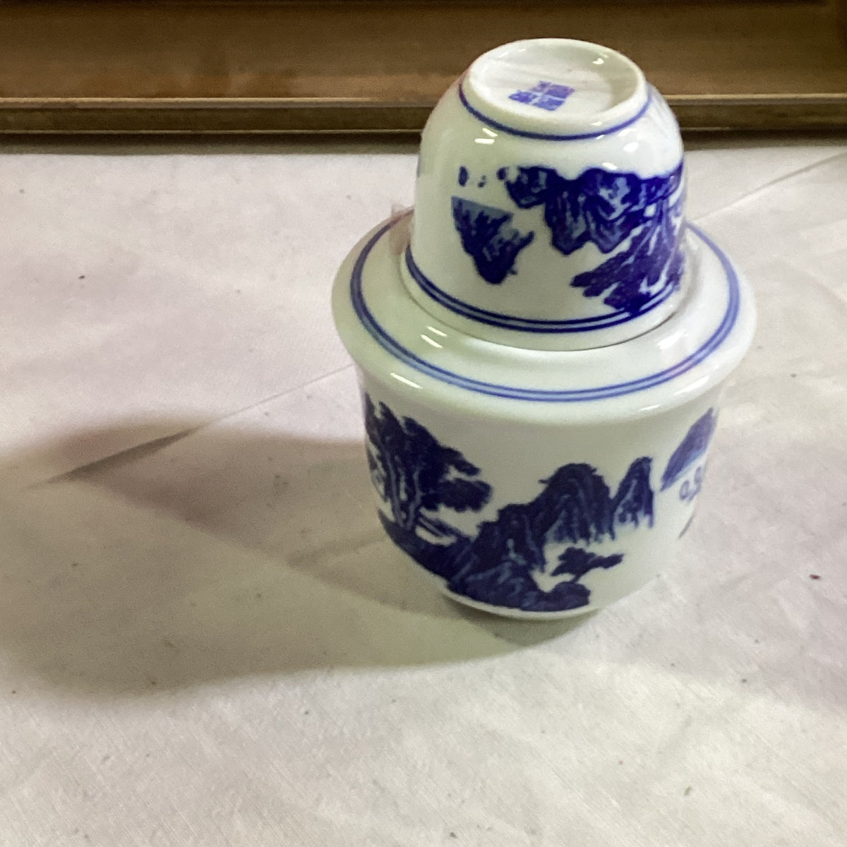Chinesisches Porzellan 3-teilig – Blau-Weiß – Landschaftsdekor – Bodenmarke