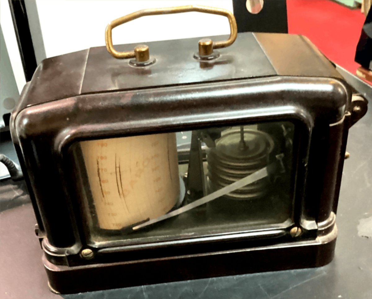 Vintage Barograph Riga UdSSR – mechanischer Luftdruckschreiber Bakelit