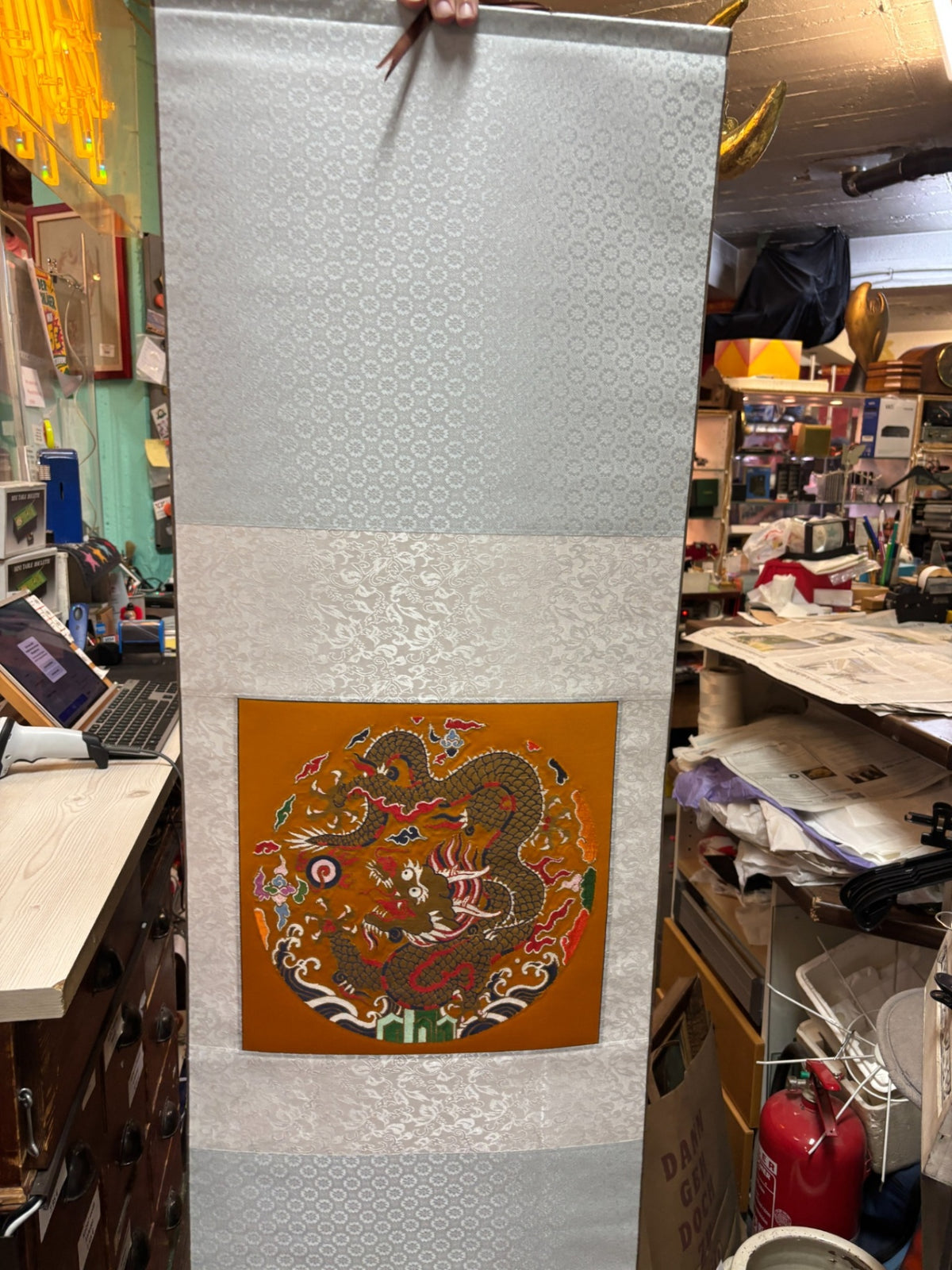 Chinesisches Rollbild mit Drachenmotiv und stoffbezogener Holzschatulle