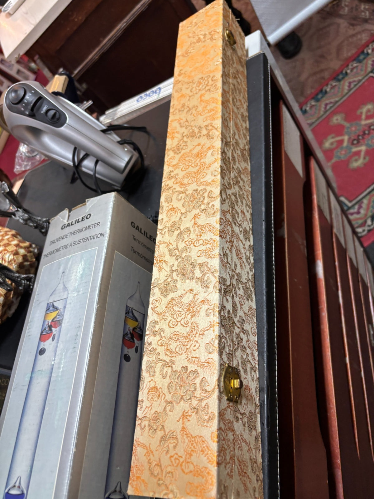 Chinesisches Rollbild mit Drachenmotiv und stoffbezogener Holzschatulle